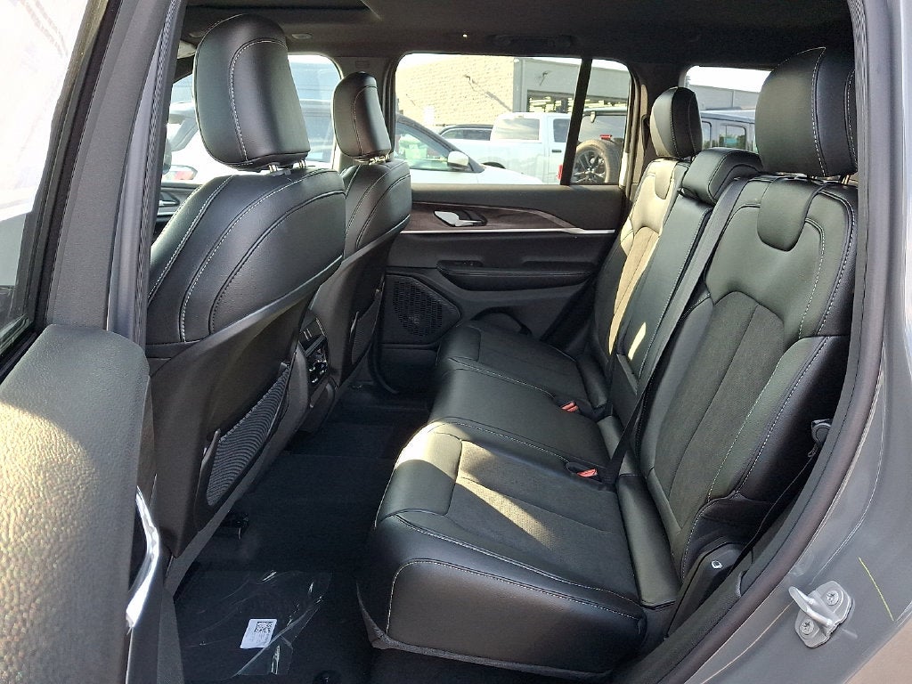 2027 Jeep Grand Cherokee GRAND CHEROKEE LAREDO ALTITUDE 4X4
