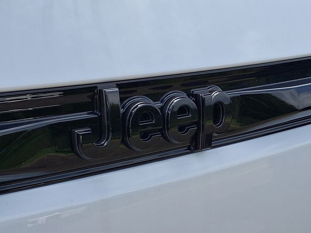 2027 Jeep Grand Cherokee Laredo Altitude
