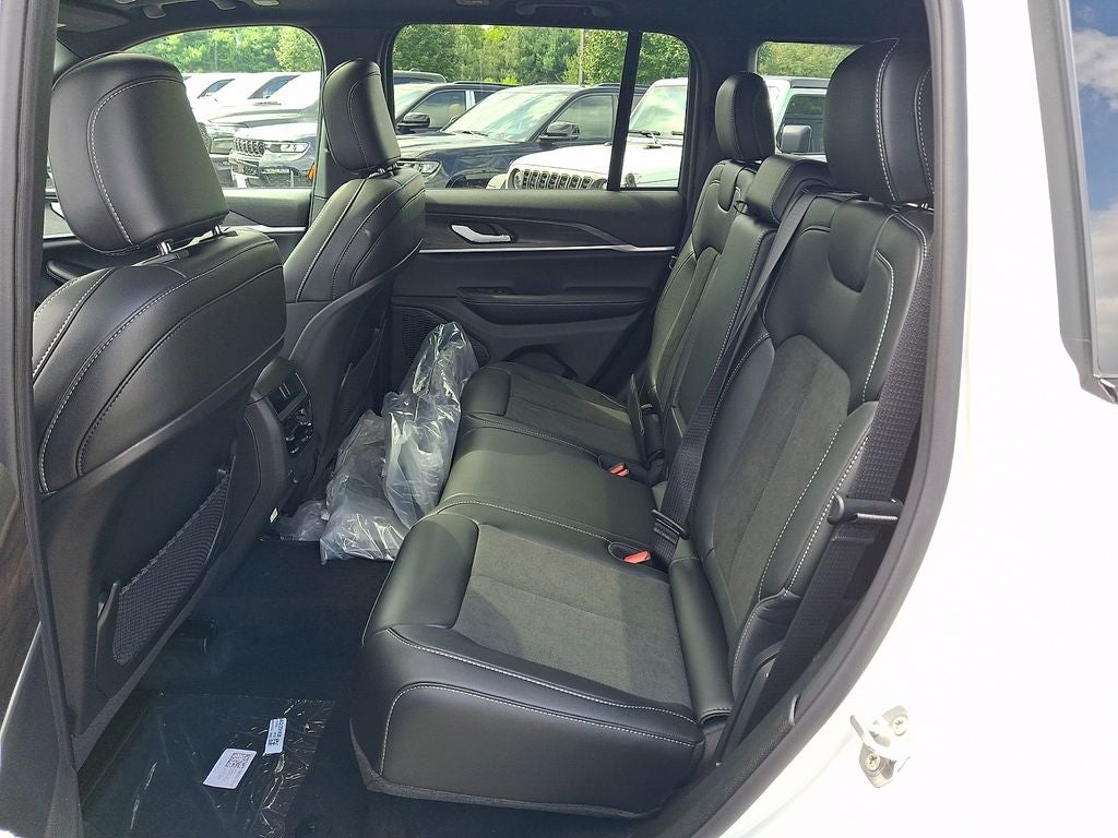 2027 Jeep Grand Cherokee Laredo Altitude