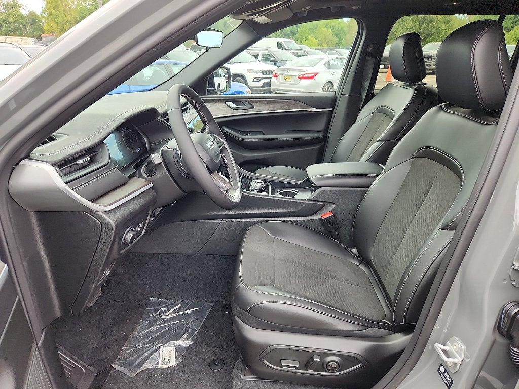 2027 Jeep Grand Cherokee GRAND CHEROKEE LAREDO ALTITUDE 4X4
