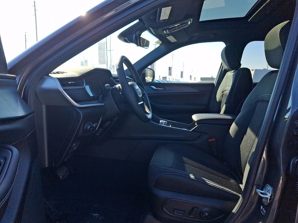 2025 Jeep Grand Cherokee GRAND CHEROKEE L LAREDO X 4X4