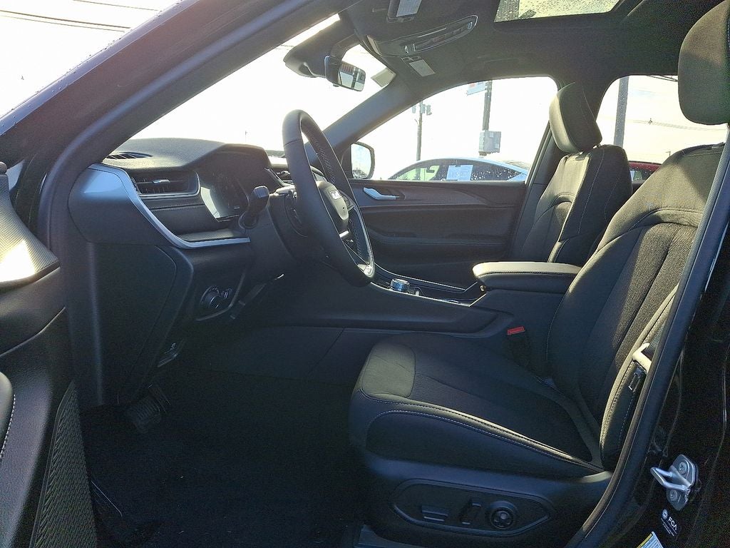 2025 Jeep Grand Cherokee GRAND CHEROKEE L LAREDO X 4X4