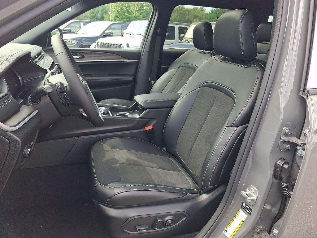 2027 Jeep Grand Cherokee L Laredo Altitude